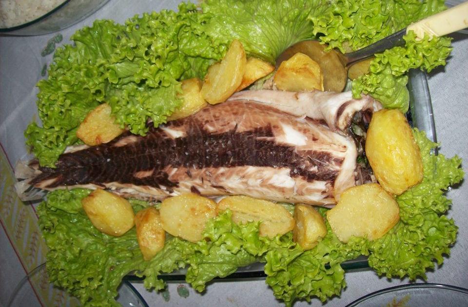 Peixe assado no sal grosso